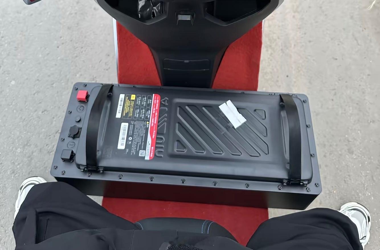 我靠？小牛出原厂大单体了？72V50Ah规格，星恒产的磷酸铁锂 