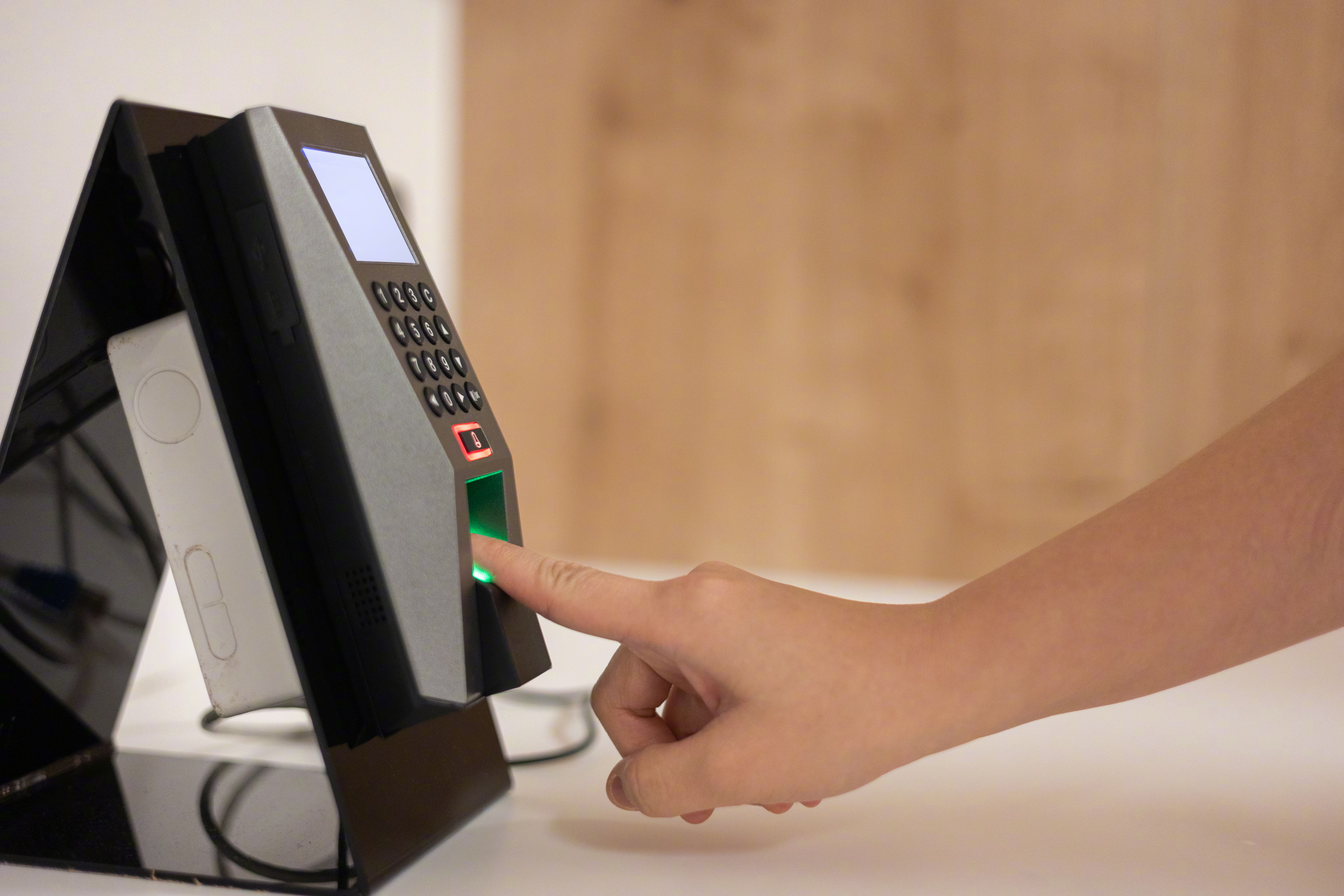 【女子2个月迟到19次被辞退，辩称“电梯排队人多”“每次只迟到几分钟”，法院判了