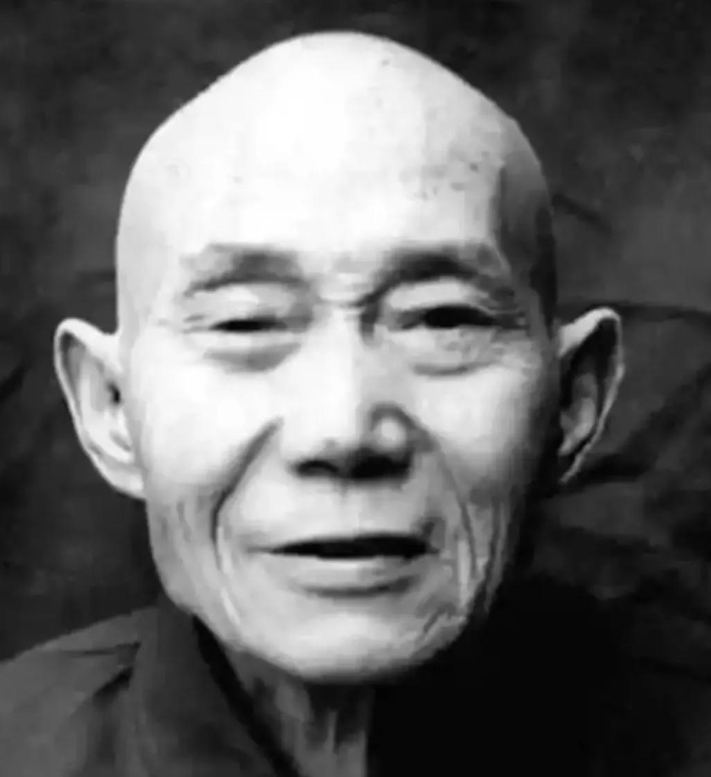 1940 年，吴凤翔刺杀日军少将，走到门口时，他发现里面有好几名日军，刺杀没有把