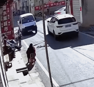 不到一分钟，小女孩经历了两次，坐的大人好似也无动于衷。
小女孩一次两次的经历，好