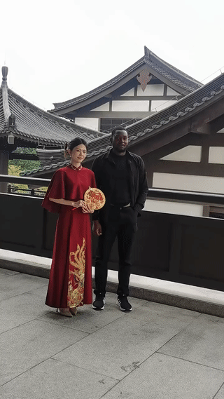 以前的美女喜欢和帅哥站在一起合影。
而现在的美女喜欢和黑哥一起合影？
果然时代不