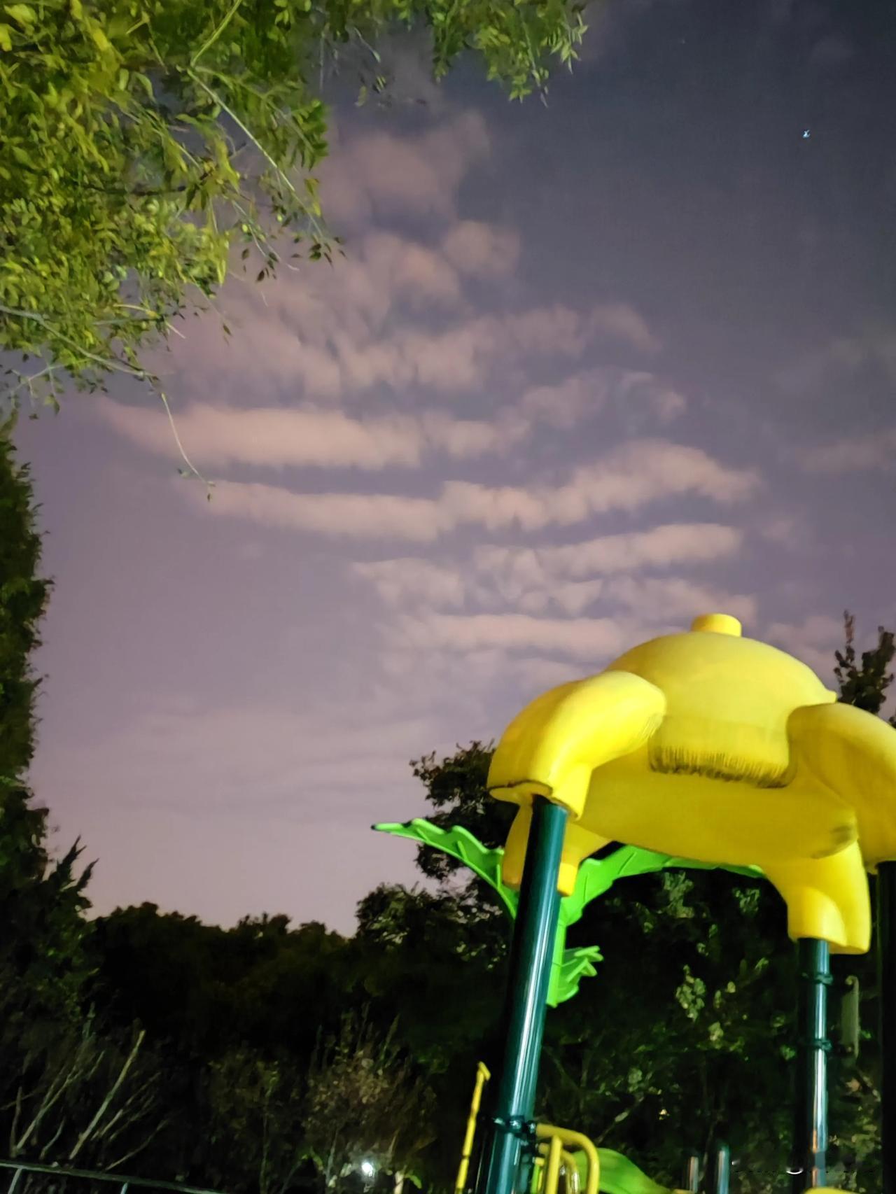 夜色如墨，凉意透心，下午刚震过，晚上的地震云又出现了，坐标合肥