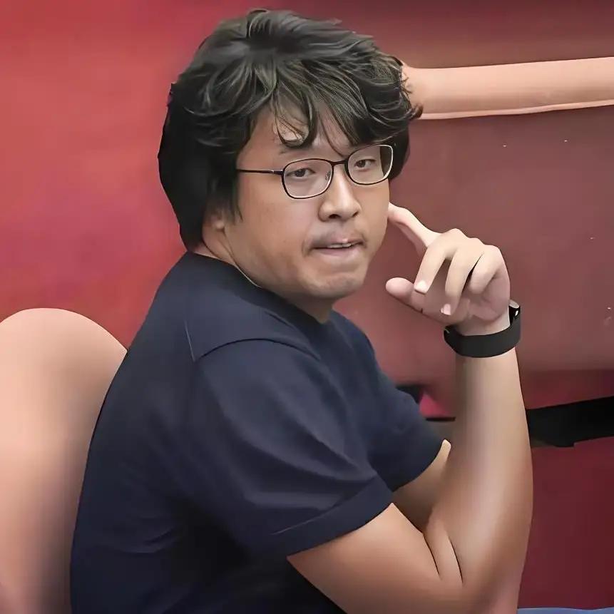这里要分清两件真实发生的事。
他确实穿过防弹背心，但那是2024年5月，在台湾地