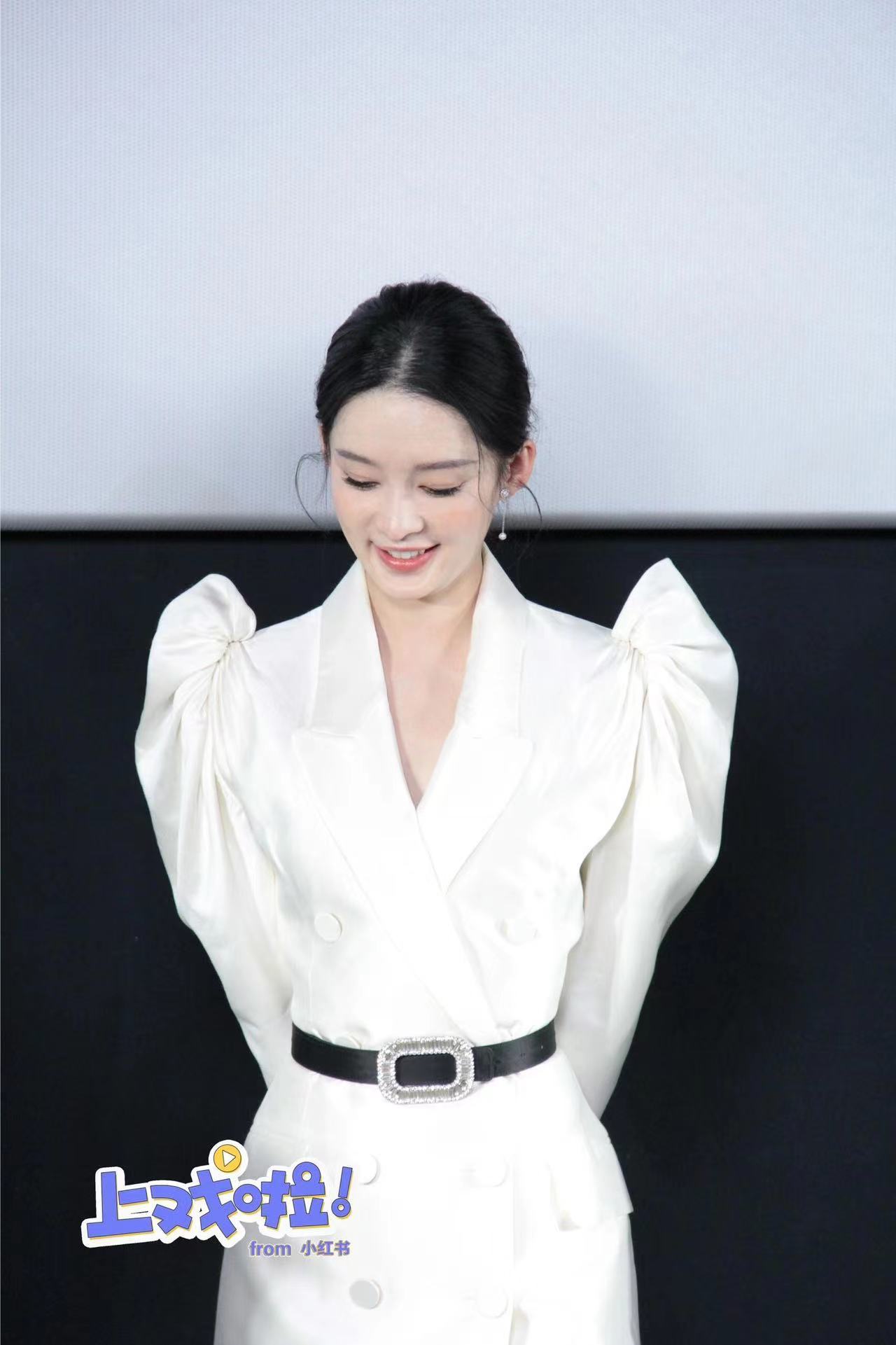 #李沁白色泡泡袖西装##李沁纯白西装look# 《七夜雪》剧宣活动中，李沁身着白