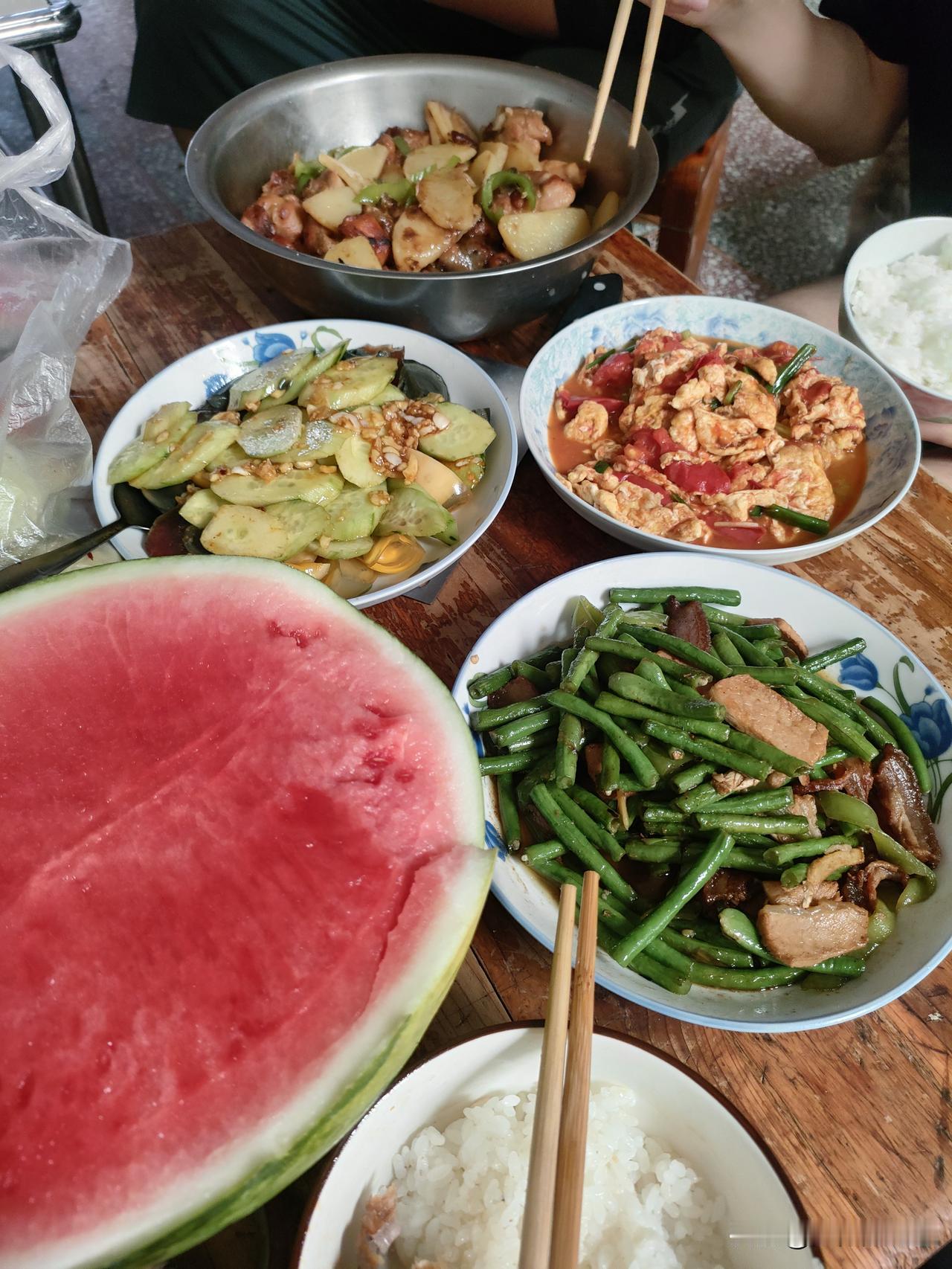 00后的孩子真幸福
儿子从学校回家，我做了4个菜，也不知道他在学校里吃的好不好，