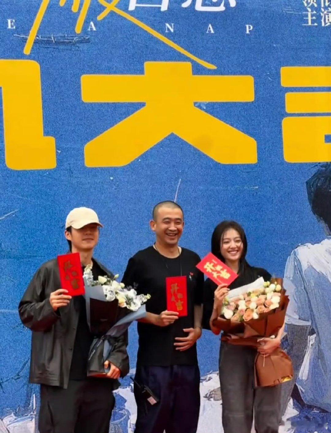 刘昊然李兰迪新剧开机同框刘昊然李兰迪海岛舒服日志开机照 刘昊然李兰迪新剧开机同框