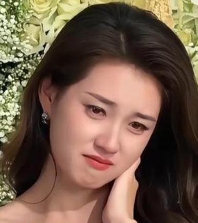 郭宇欣在社交平台回应庆功宴上落泪，称是因为想起一路走来的不易与团队的付出，情绪一