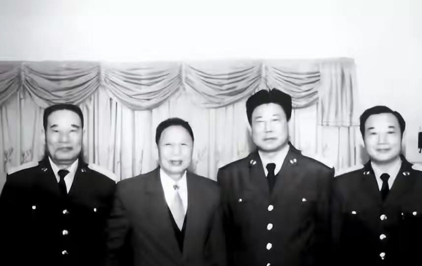 1973年，成都军区大门的哨位上，警卫员拦下四名远道而来的乡下访客。中年男子一身