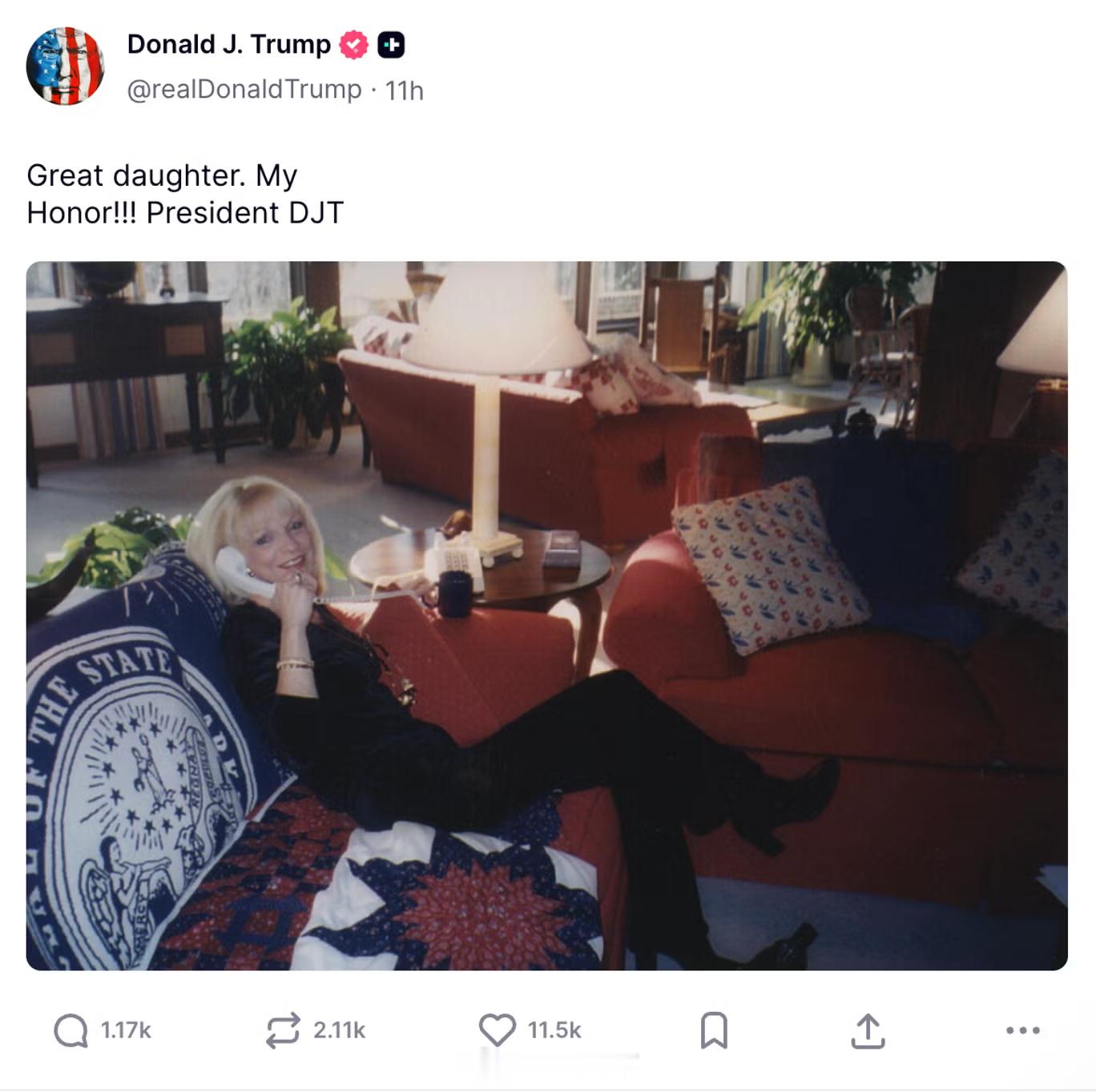 川普没头没脑地在Social Media上登载了一张照片，帖子说：“Great 