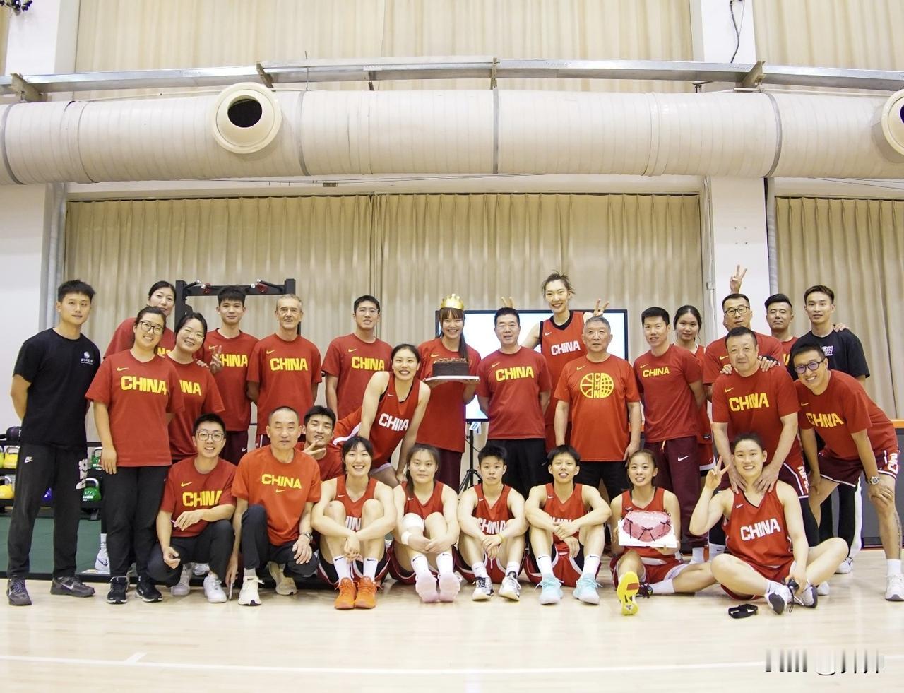 中国女篮最新合影出炉！

目前，中国女篮全队结束了在陕西西安进行的2场热身赛后，
