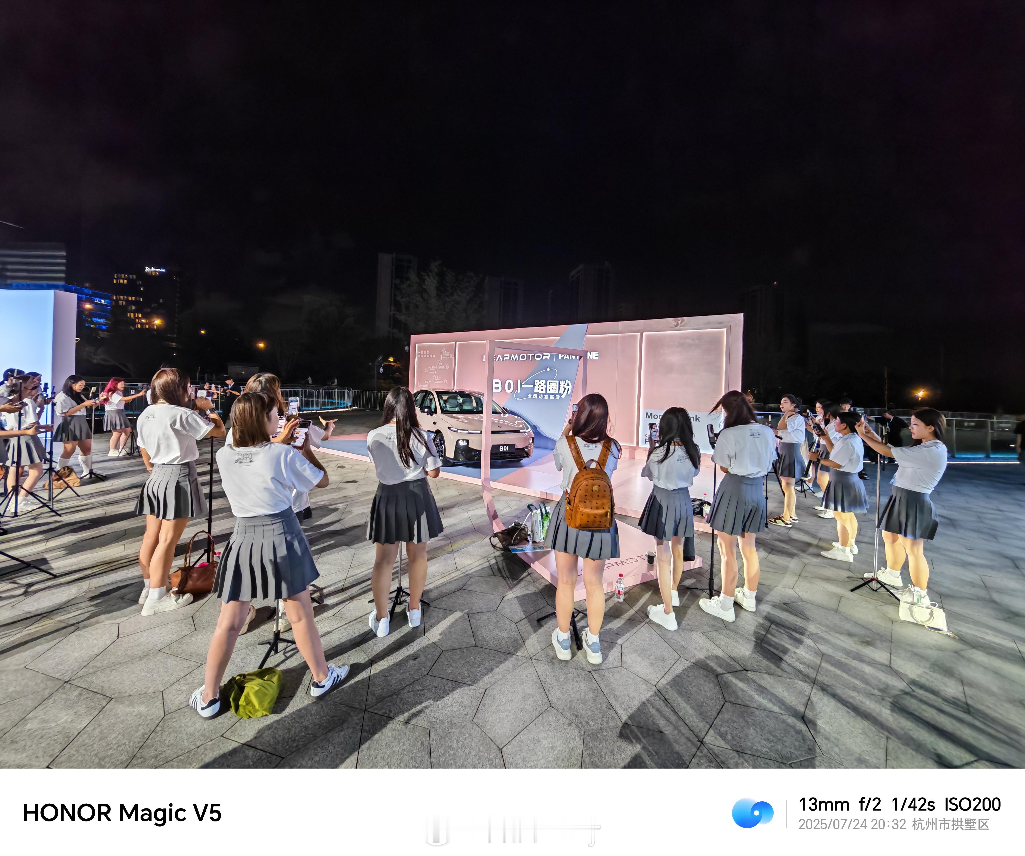 零跑B01果然火爆，大家都在围观。直播盛况了有没有。 ​​​