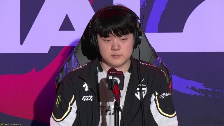GEN3-2战胜T1率先挺进决赛，赛后GEN上野参加媒体发布会。Q：今天T1粉丝