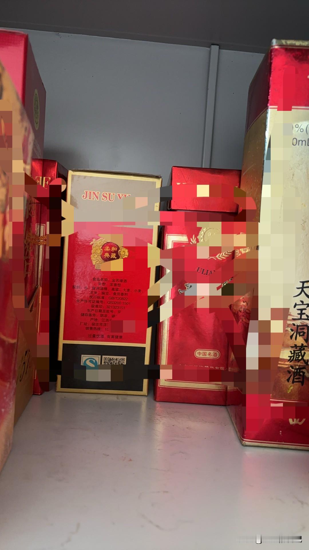 我家老杨卖了三年酒了，酒卖了不少，钱一分没看他赚回家，酒厂老板都快崩溃了。

他