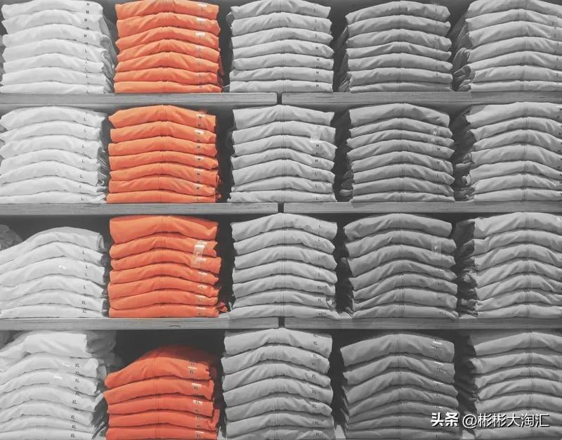 新买的衣服必须先洗洗再穿！这可不是矫情。衣服从纤维到成品，要经历染色、制作、包装