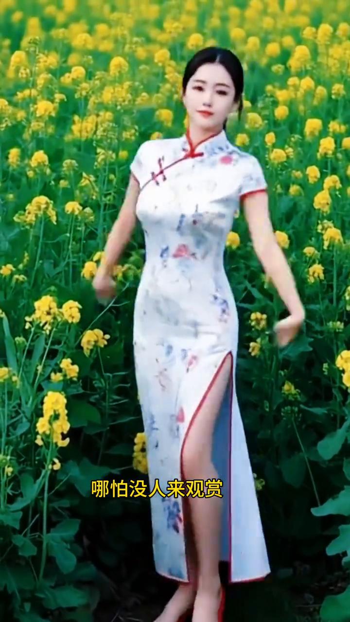女人要像花一样懂得自我欣赏，哪怕没人来观赏也要记得绽放。风风雨雨人间路，总难免会