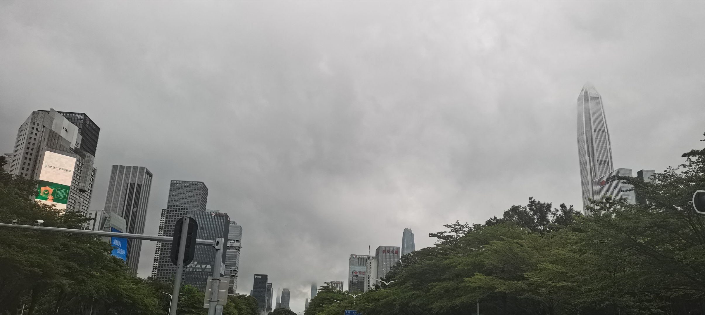深圳天气 雨水好像摸清了城市的作息，偏偏总赶在早晚上下班的时段倾泻而下。清晨出门