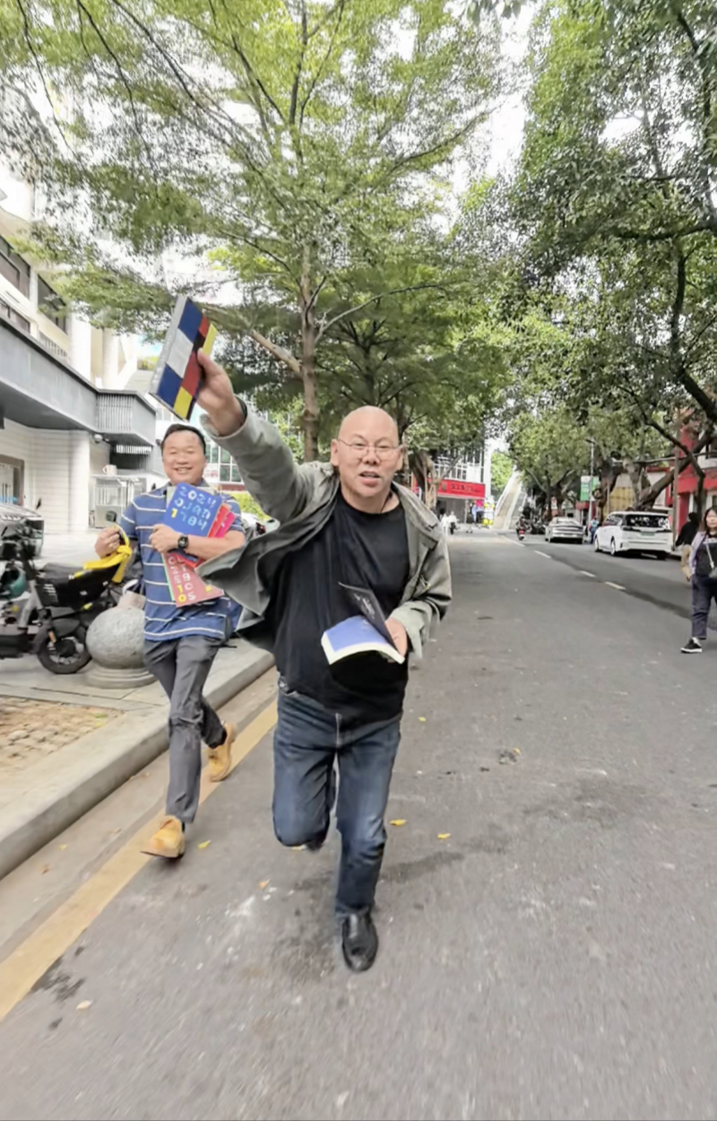 #主编跑步推销杂志打折还送袋子#【对话“跑步推销”的《作品》主编：太放不下架子就