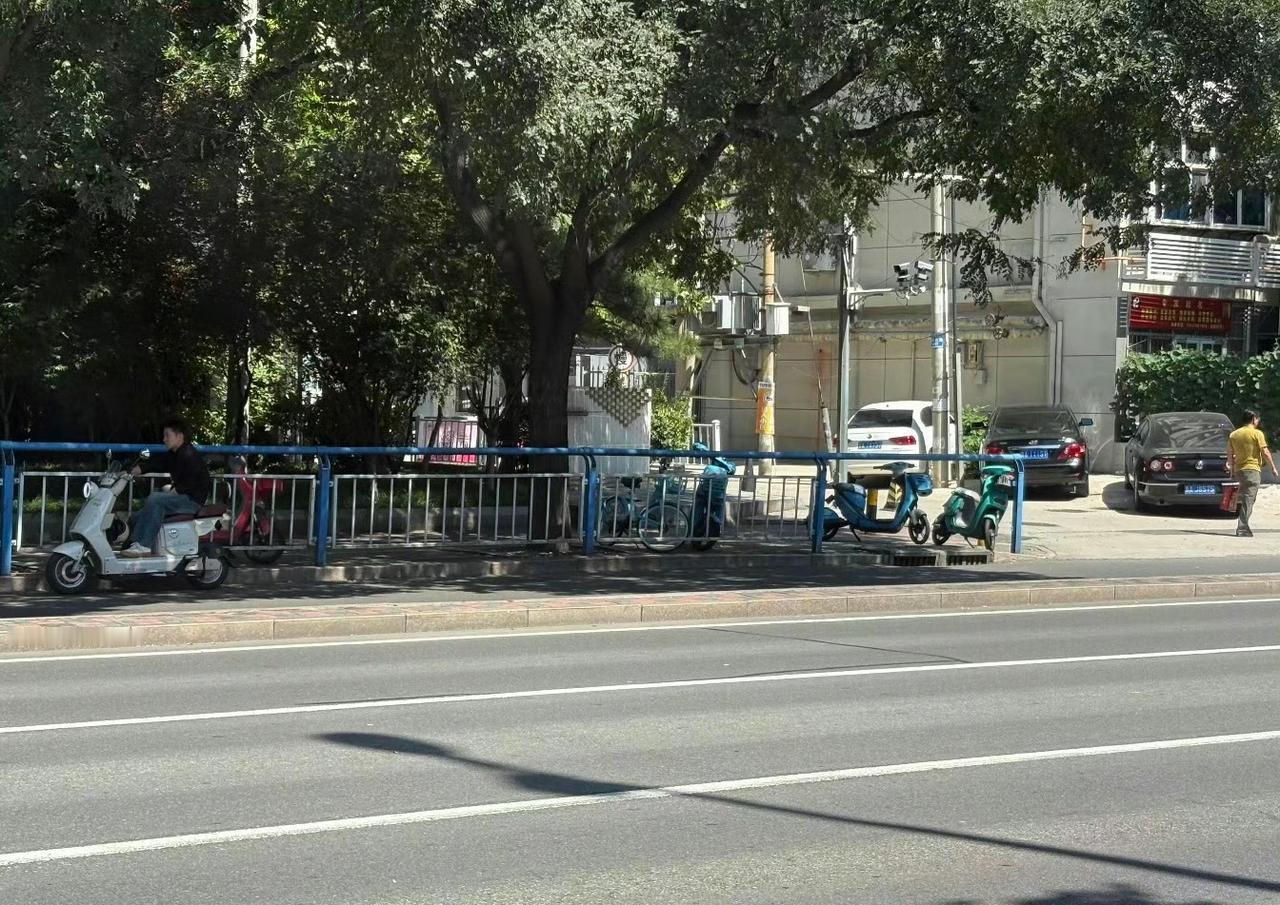 网友：石家庄槐安路平安大街交口围栏都破成这样了……我爱石家庄 ​​​