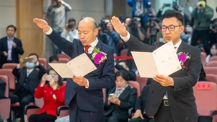 韩国瑜和江启臣宣誓就职。问题：这仪式是不是太纳粹化了？ ​​​