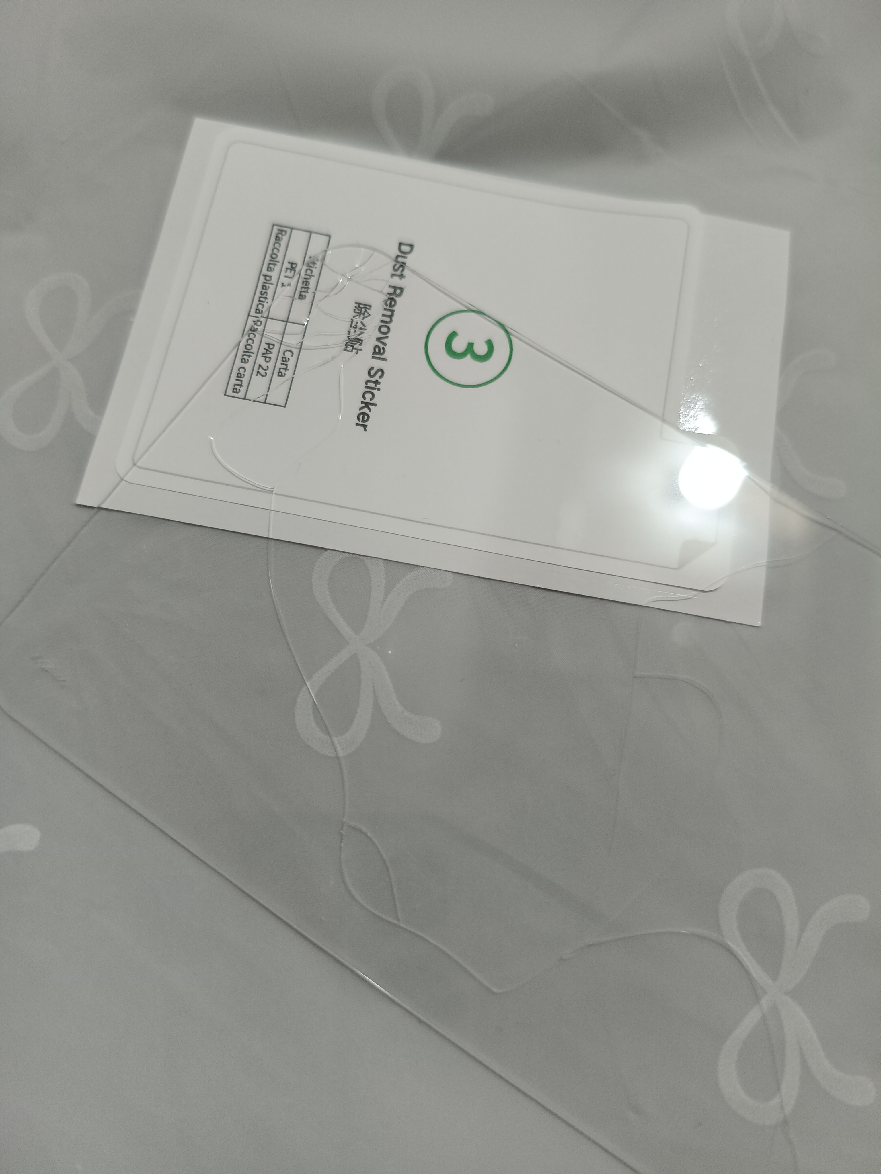 新买的钢化膜还没开始贴就摔碎了 还好买了两片 