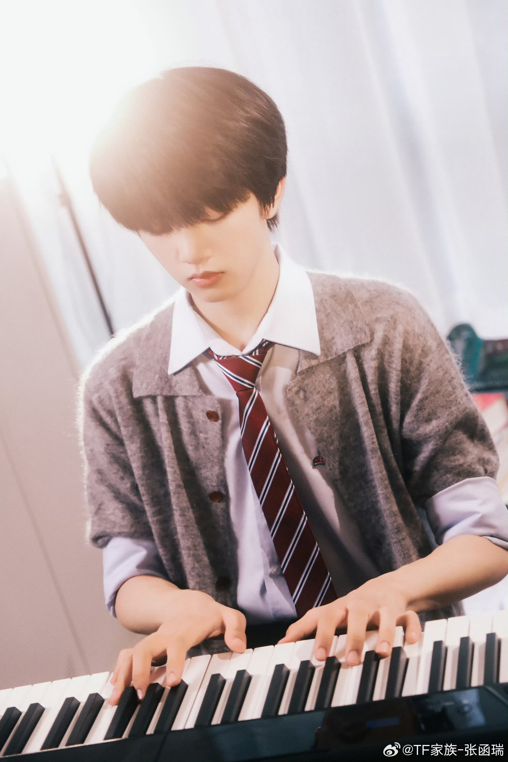 张函瑞新剧单人海报 张函瑞我们的少年时代2单人海报手拿相机📷的徐安博学长眉眼好