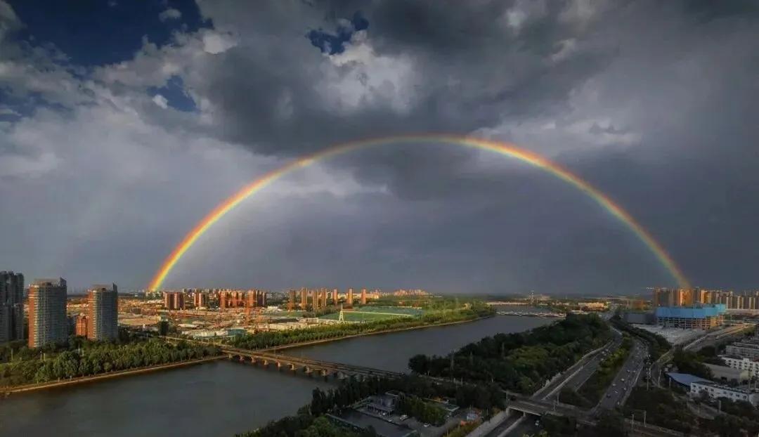 彩虹🌈横跨大运河
雨后彩虹横跨运河，像架起一座梦幻天桥，这画面太治愈了，真是大