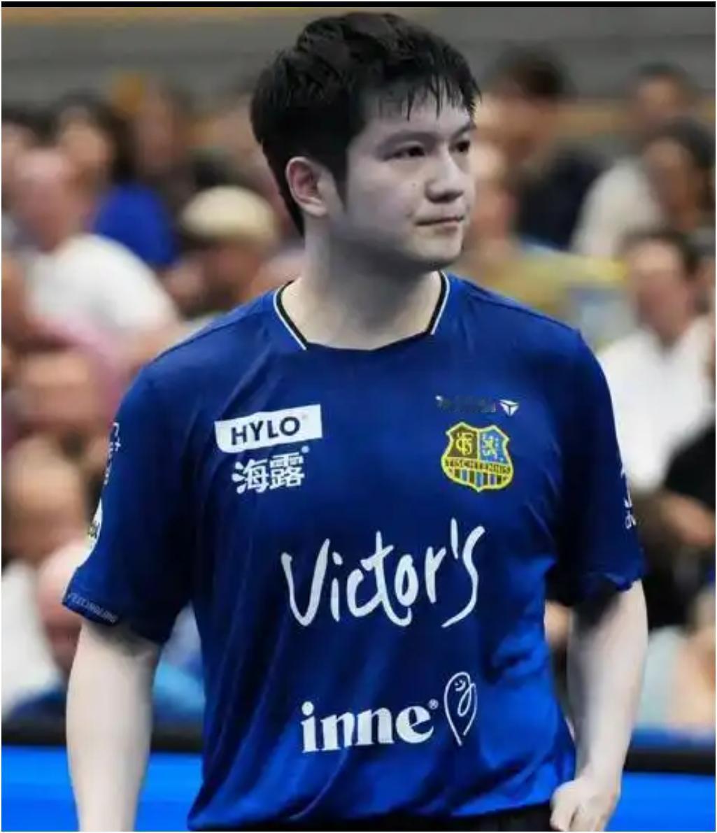 国乒球员最近在乒乓球欧冠联赛的战绩。
樊振东3-0霍尔多斯基。
林高远2-3卡纳