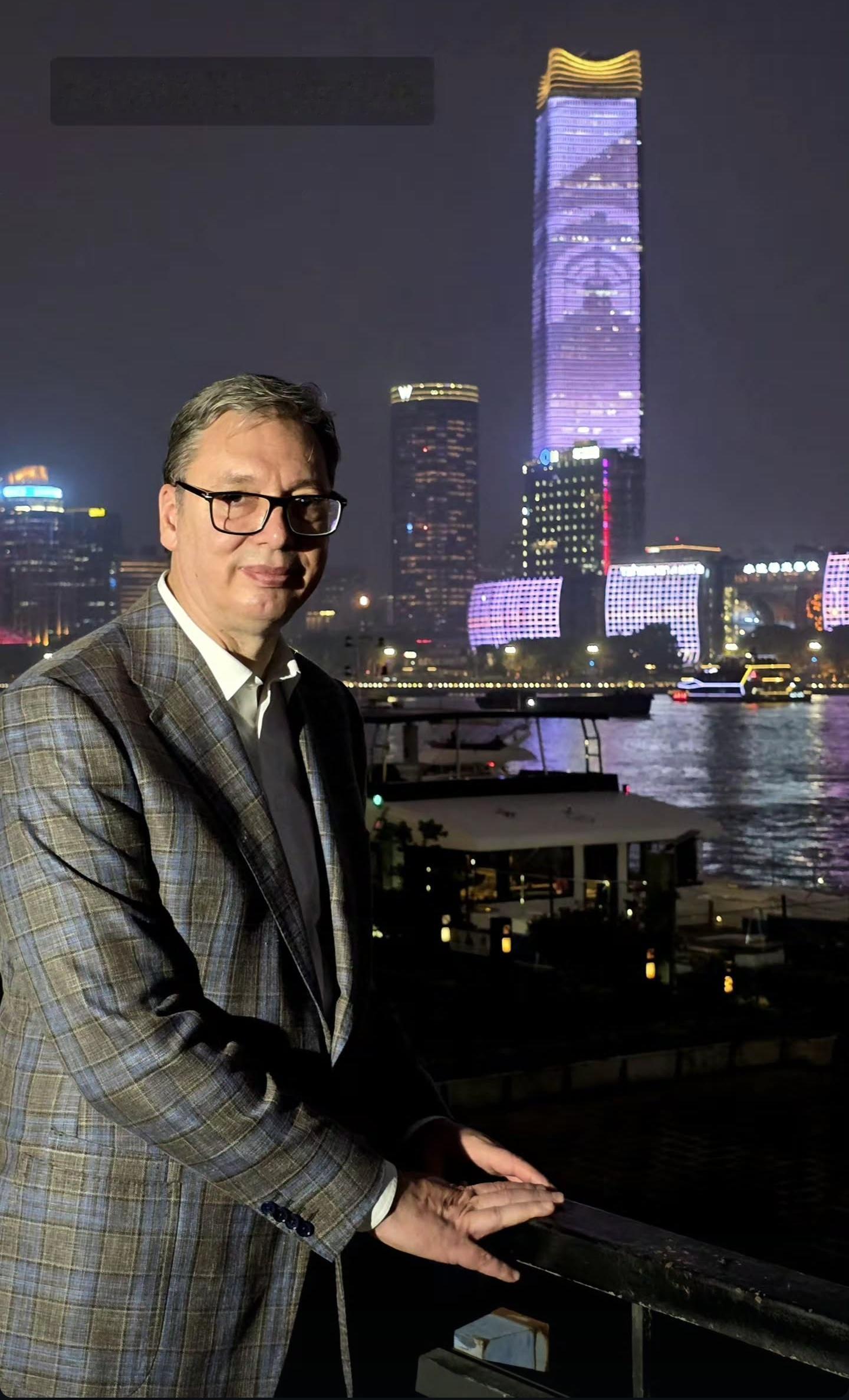 塞尔维亚总统武契奇在上海参访，这是在外滩的留影。热点现场武契奇访华 