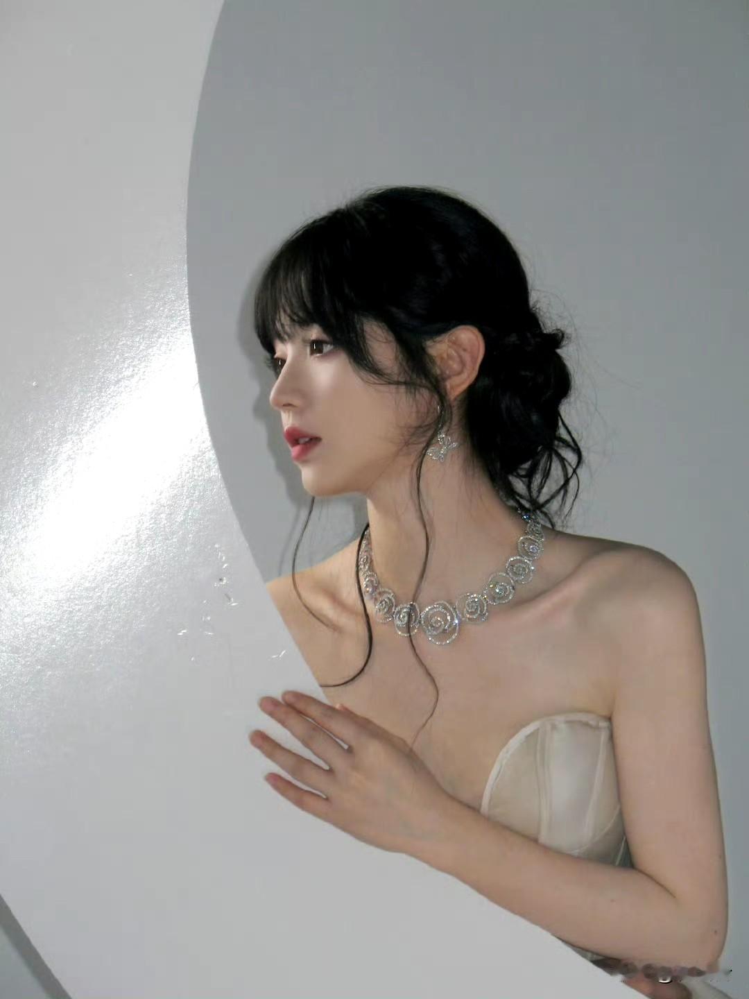 花钿美人影，月华照玉容。