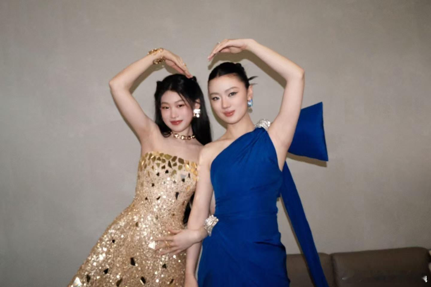 沈佳润晒与单依纯比心合照沈佳润单依纯比心合照 谁还没看沈佳润和单依纯的比心合照，