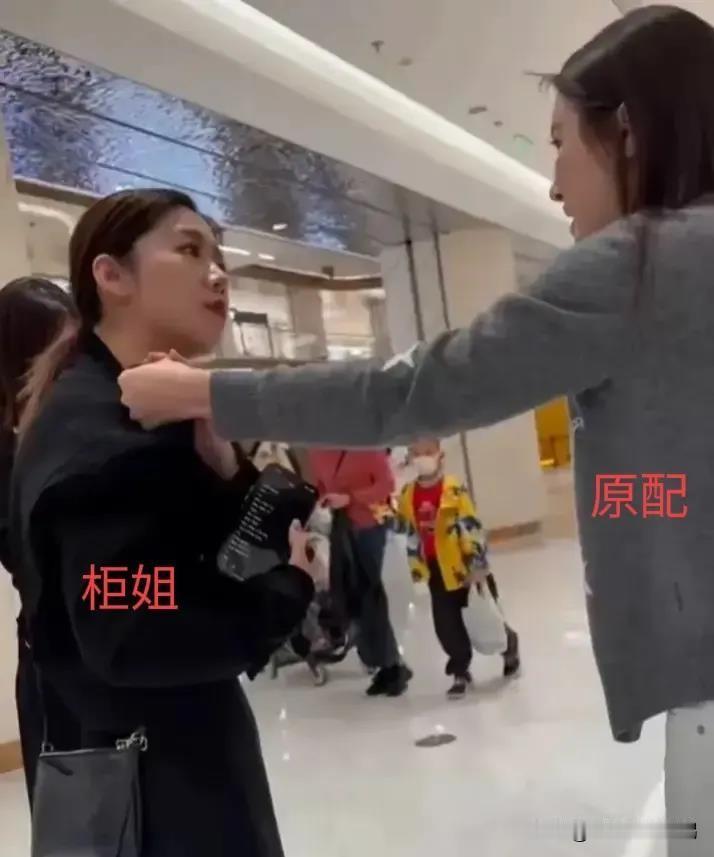 合肥LV柜姐后续！柜姐在10月25号已经离开了银泰中心。她每个月能挣个好几万，但