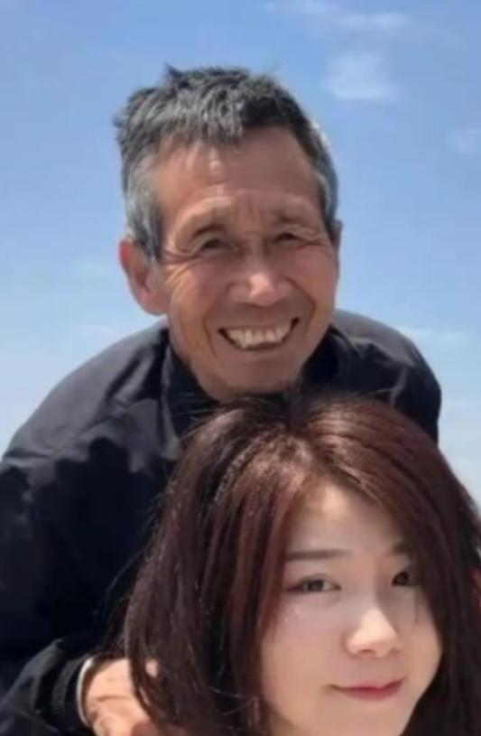 2022年7月10日凌晨三点，天安门广场，一个1米68的姑娘蹲下身，把1米48的