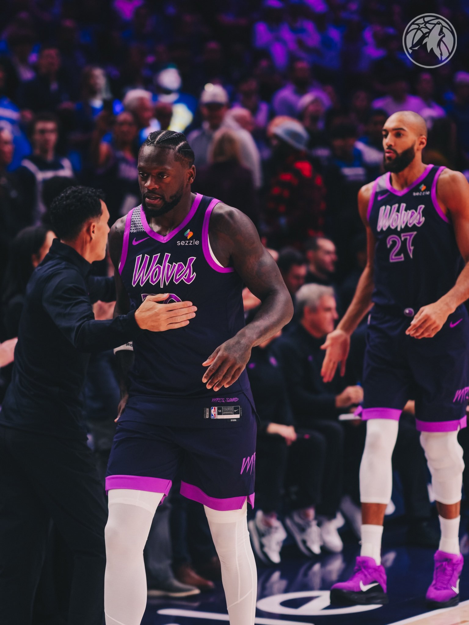 狼狗第一节最后打了掘金15比1，昨天一片焦绿，今天全场紫的让人发慌是怕MVP评选