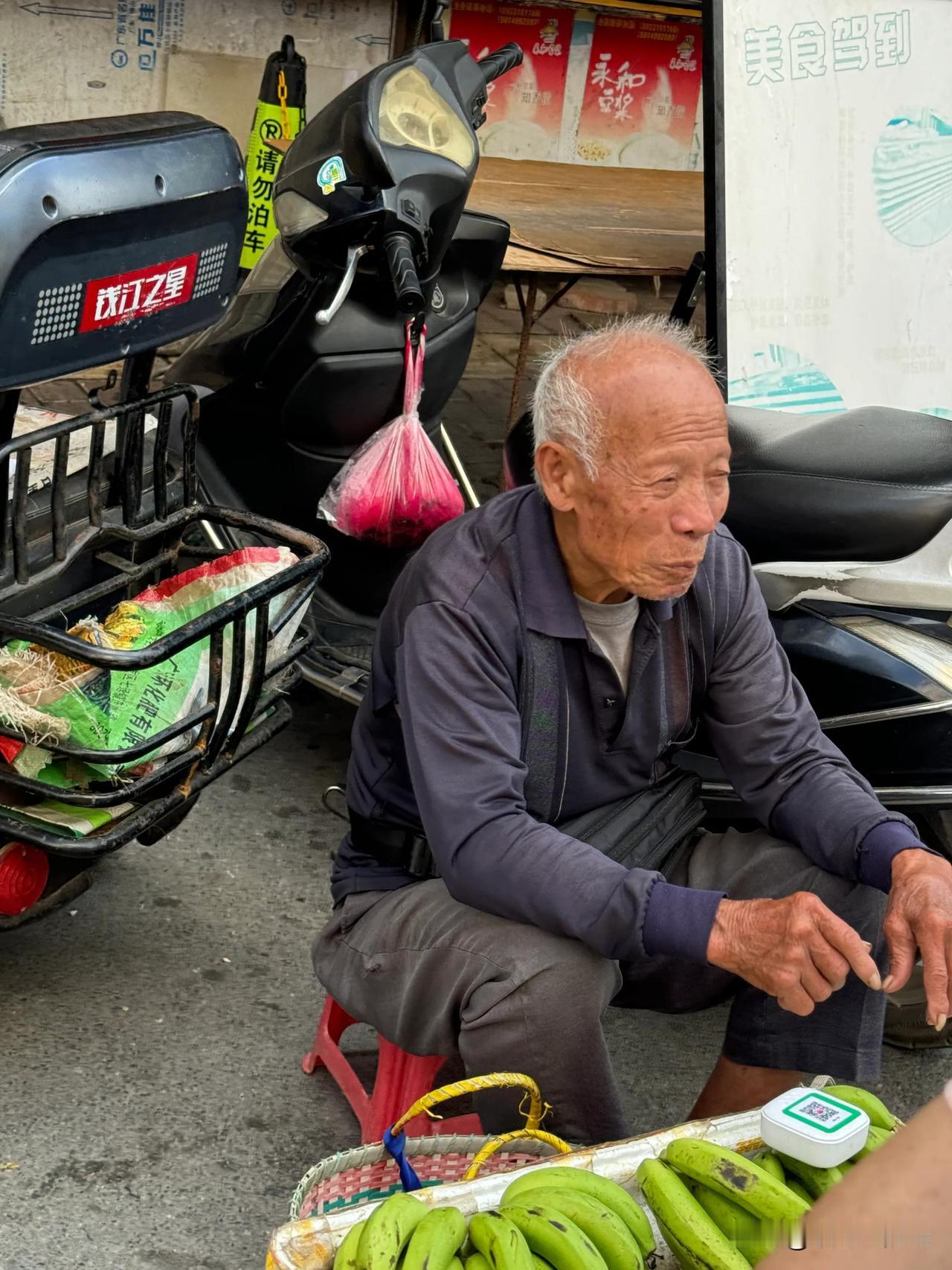 海陵岛白浦街市。当地可以让农民小贩在街面上买卖货物，自家农产品。很是方便形成一道