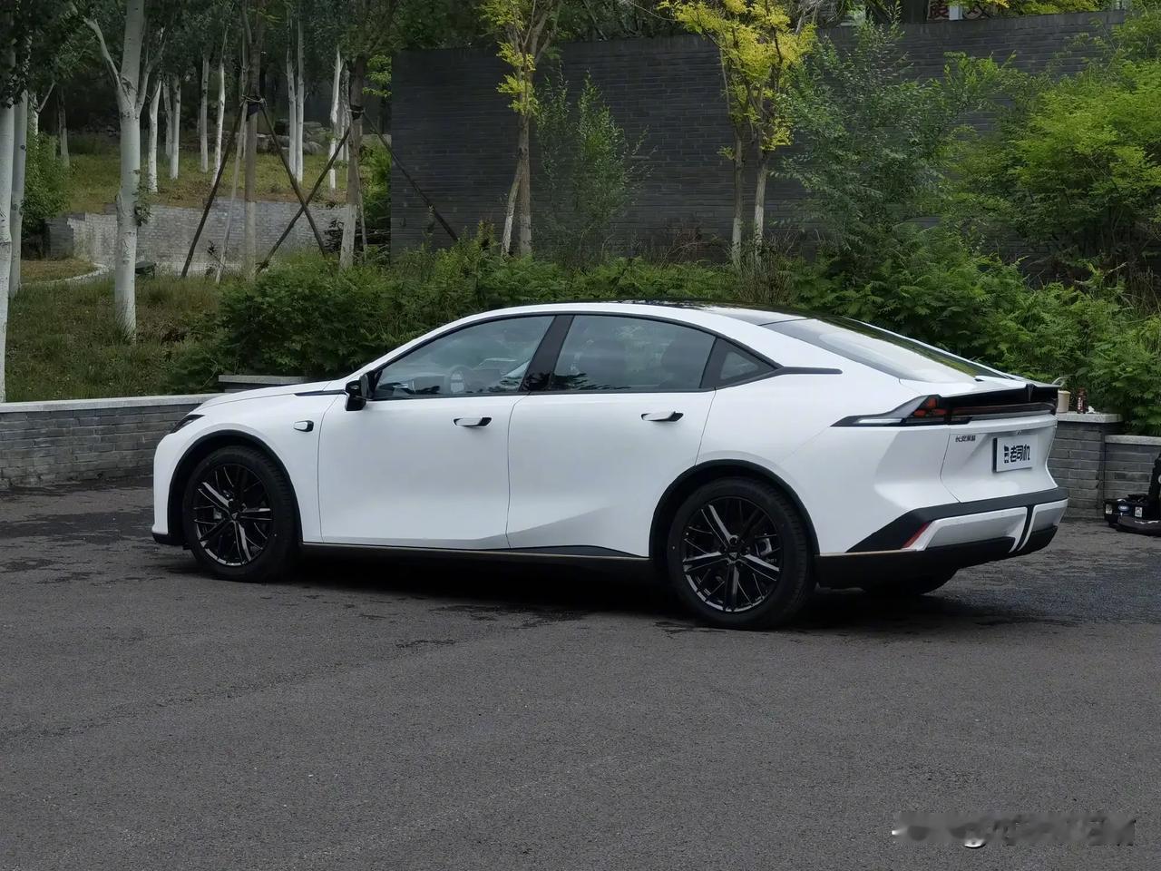 #新春享驾趣 就选深蓝SL03#
第一眼看到长安深蓝SL03这款车就被深深吸引，