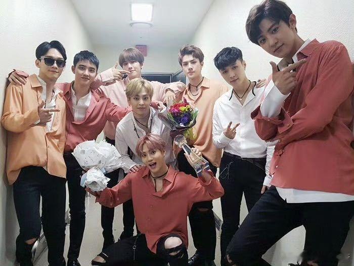 张艺兴直播中提到和EXO成员合体  刚刚沉浸在团舞台的欢乐中，张艺兴的直播又带来