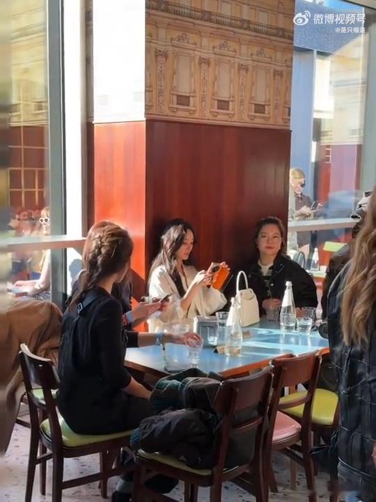 杨幂和prada高层喝咖啡杨幂秀后和prada高层喝咖啡也行 