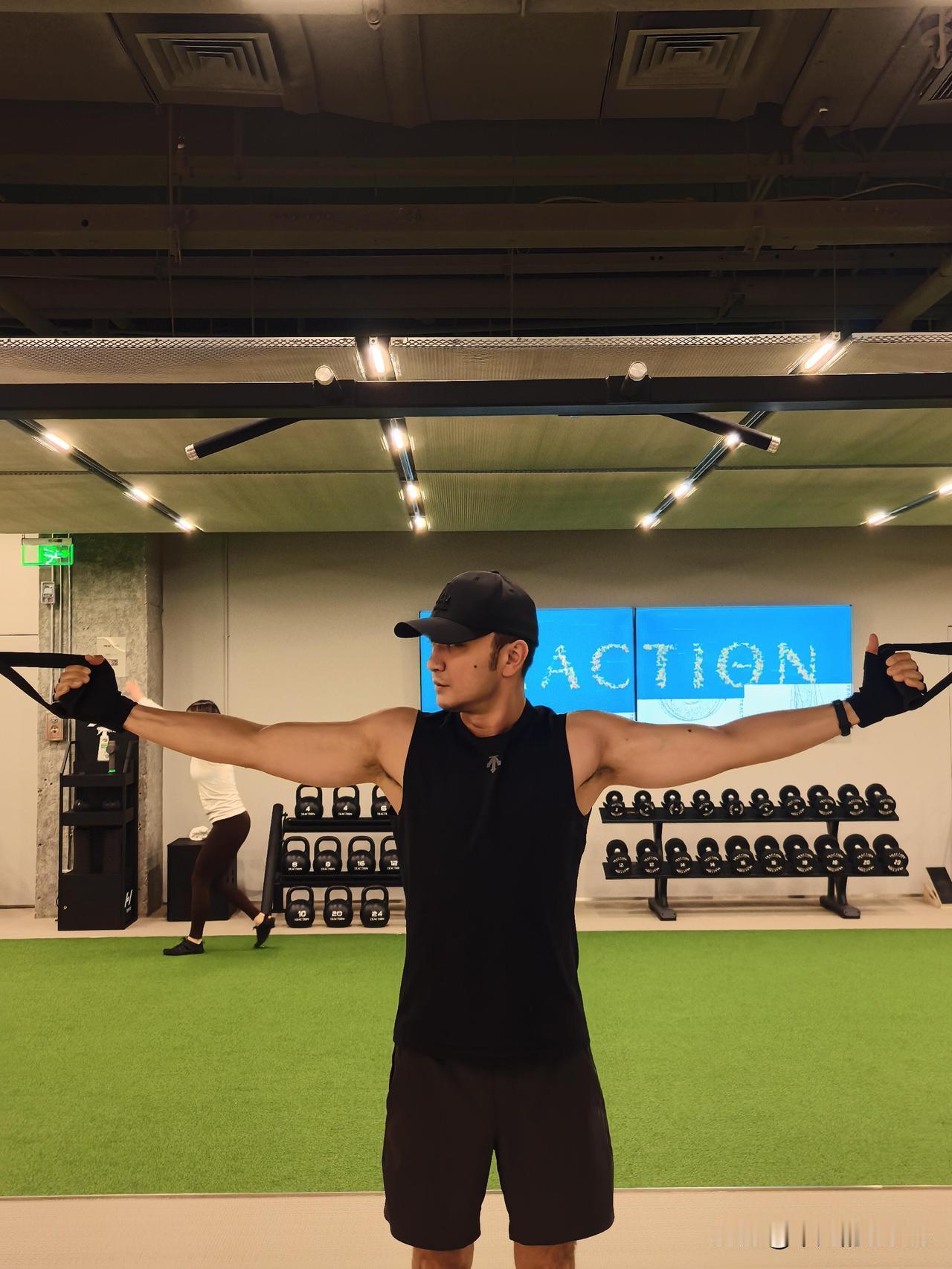 1月9日，央视主持人尼格买提更新健身plog，并配文“交作业”。

尼格买提发了