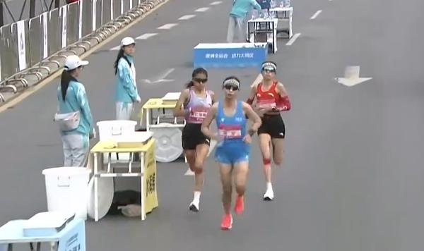 全运会马拉松女子最后竞争非常激烈，37公里时刻，仅剩3名选手，路颖一直敢于领先，