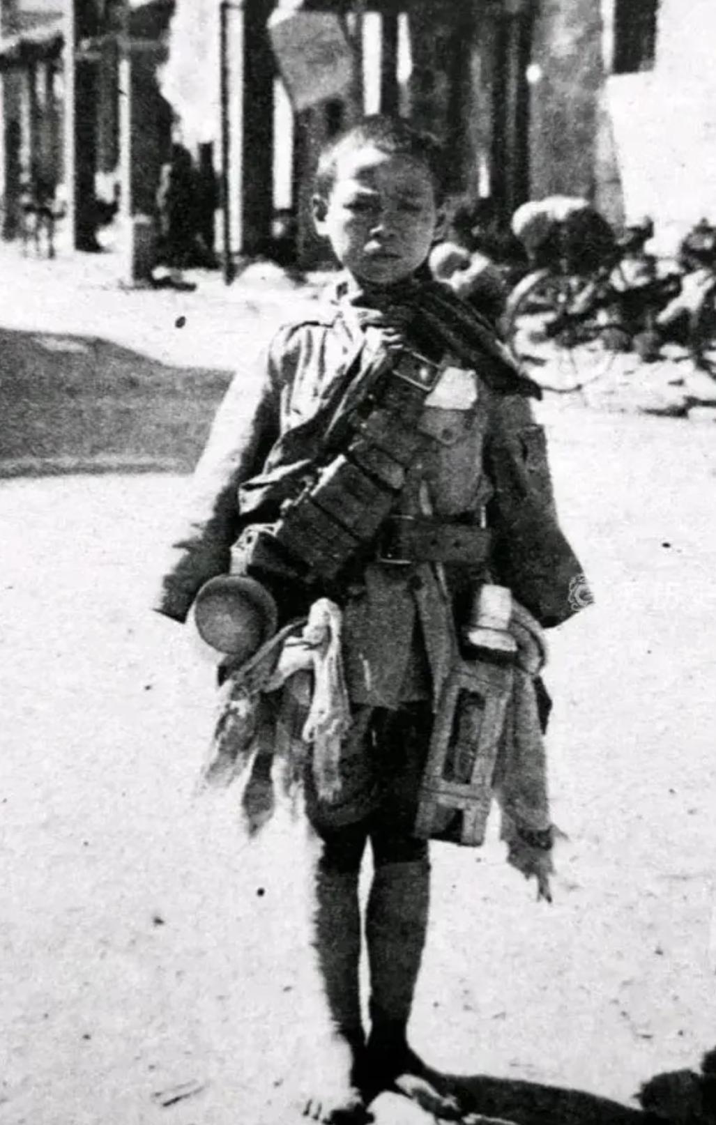 1944年6月，我军一15岁小战士被日寇抓捕。日本军官逼问他： “敢和...