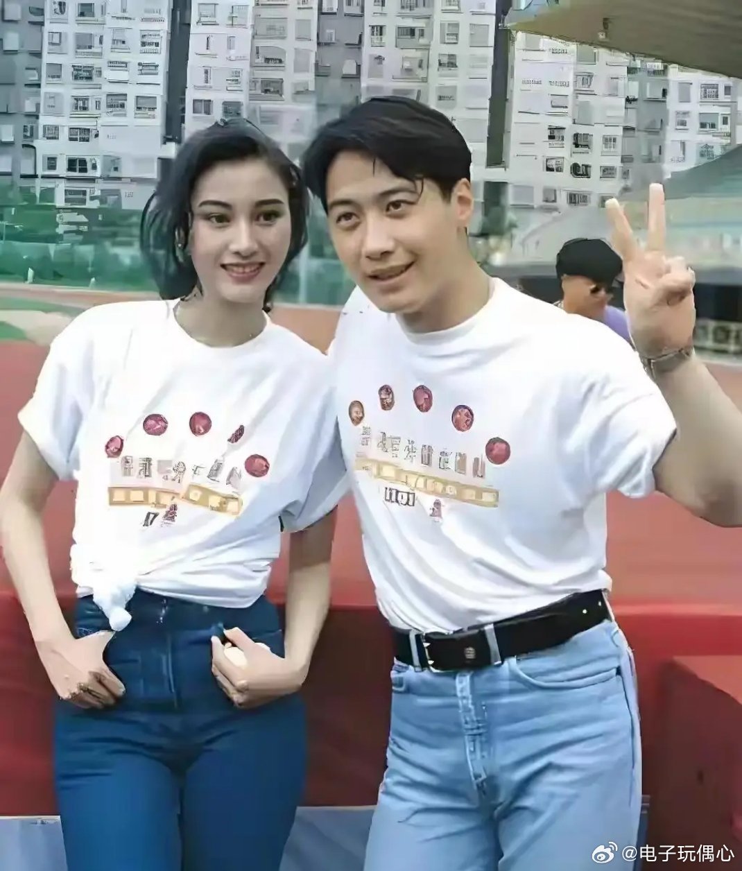 那一年，李嘉欣以为黎明会娶，场场演唱会都不落，直勾勾盯着黎明 