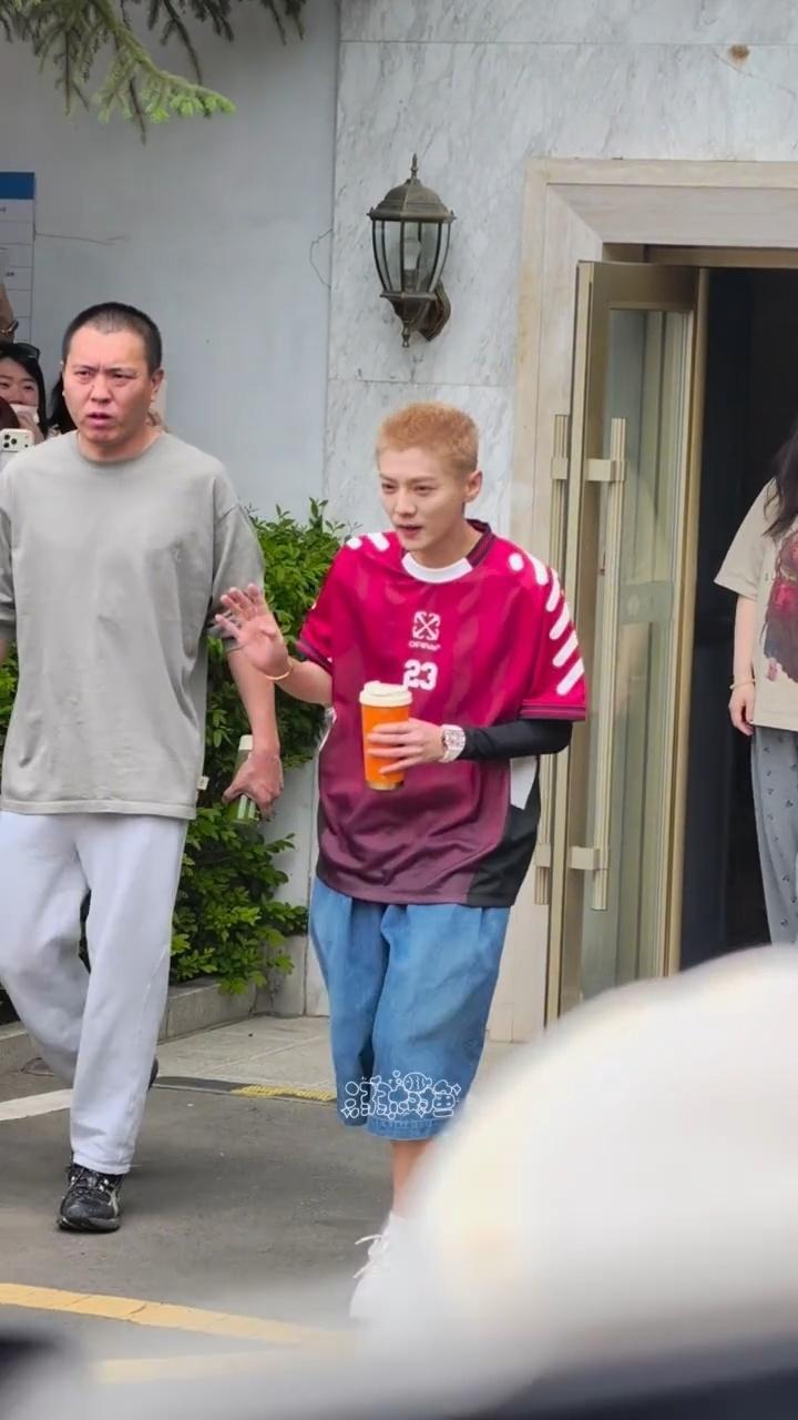 鹿晗五哈美式男高造型鹿晗裤腿比 鹿晗美式男高造型出发五哈，寸头酷劲十足。短袖上衣
