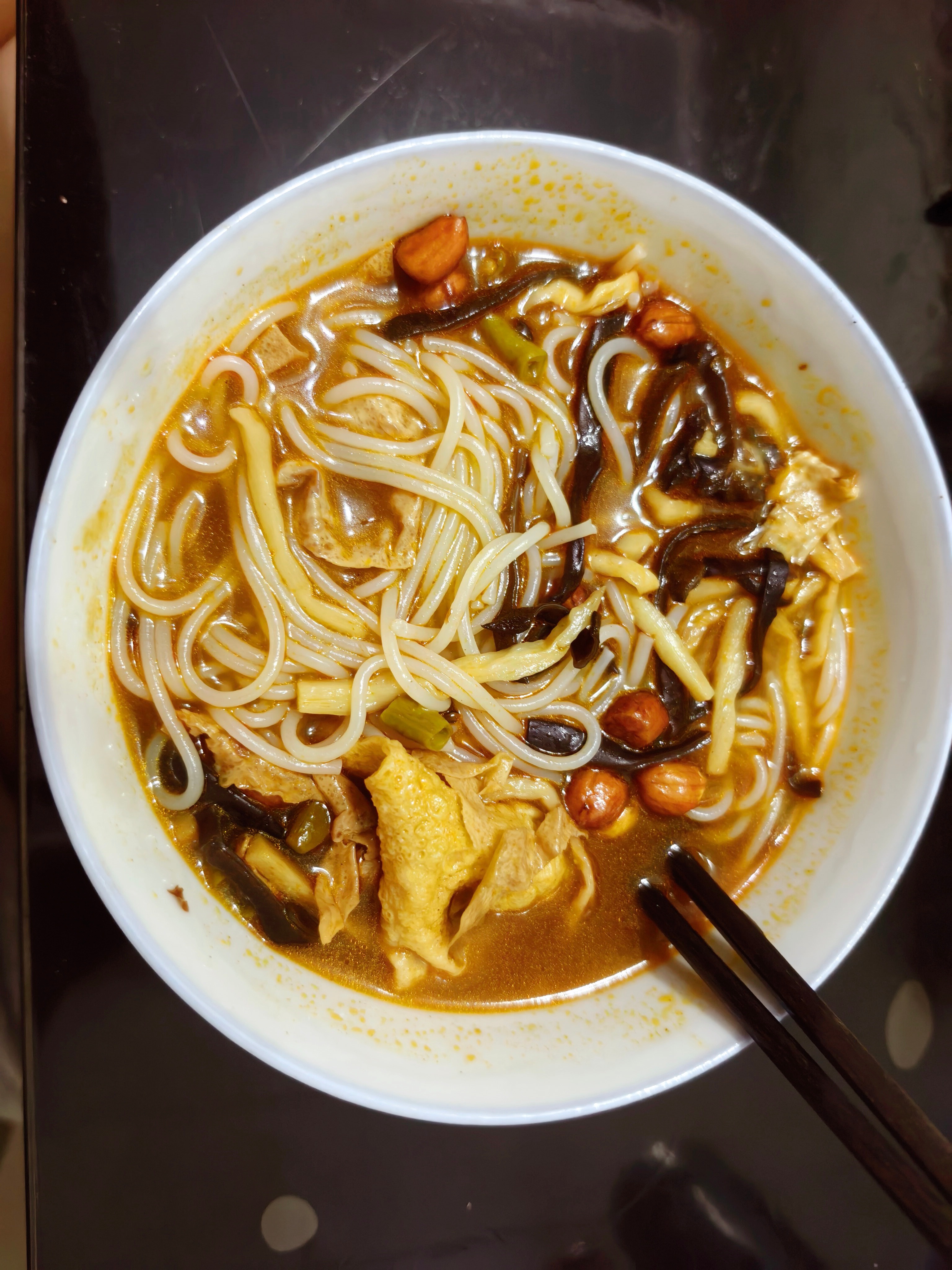 这个点突然饿了   没忍住吃了碗螺蛳粉    好罪恶