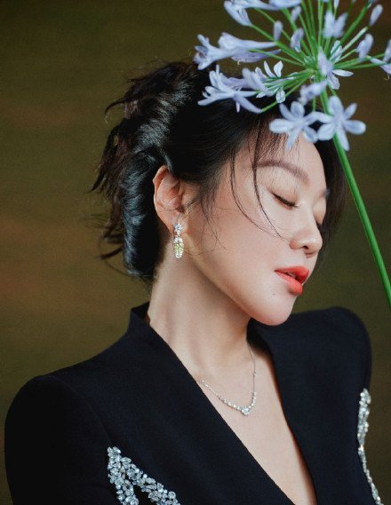 闫妮把馍穿在身上闫妮陶瓷白花唇妆闫妮芭莎寻美雅集大片太绝了头顶非遗花馍、唇饰陶瓷