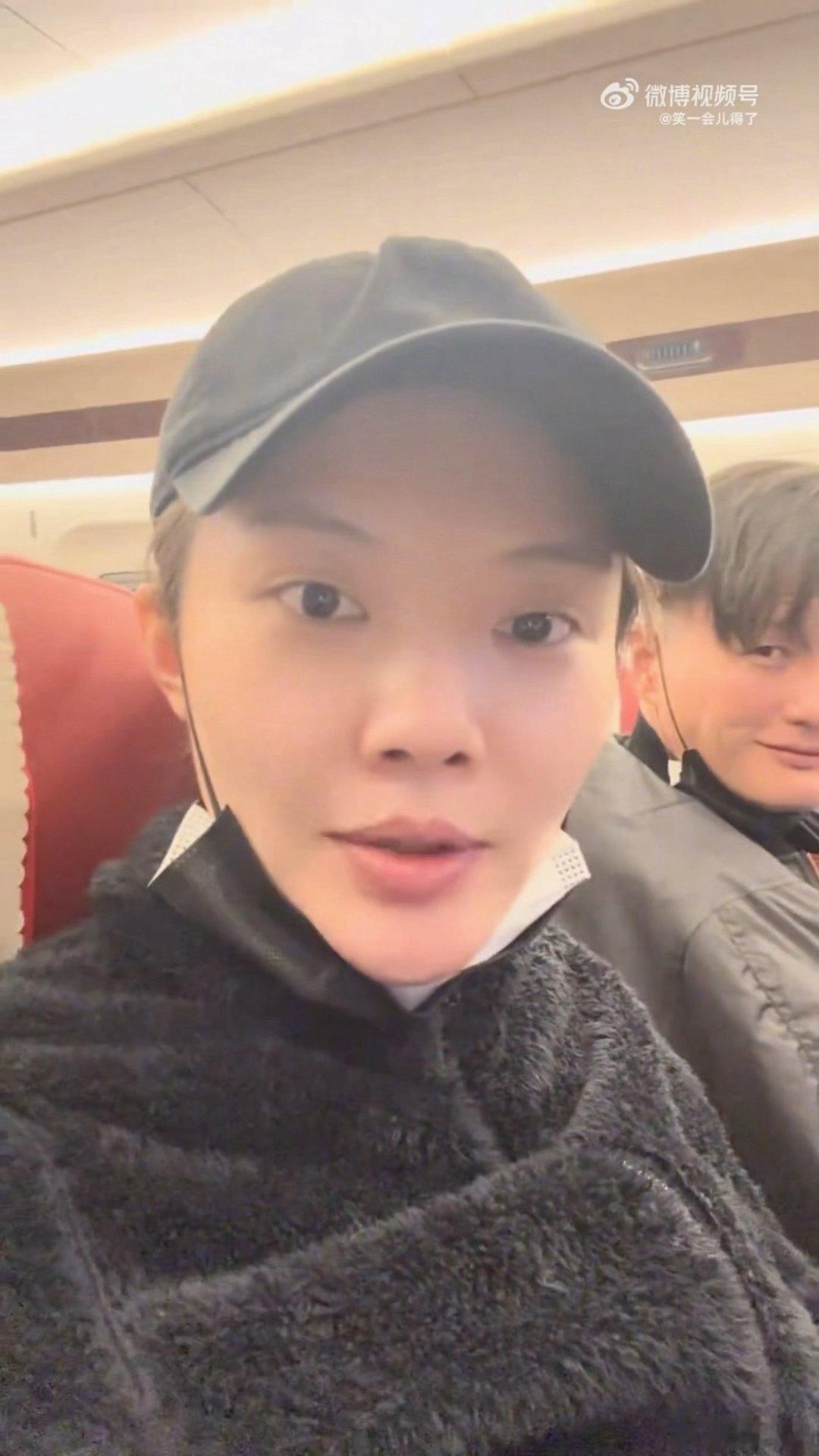 尹子维跟徐冬冬官宣后状态前脚还在生闷气，后脚就被秒哄好，姐夫这藏不住的爱意也太甜