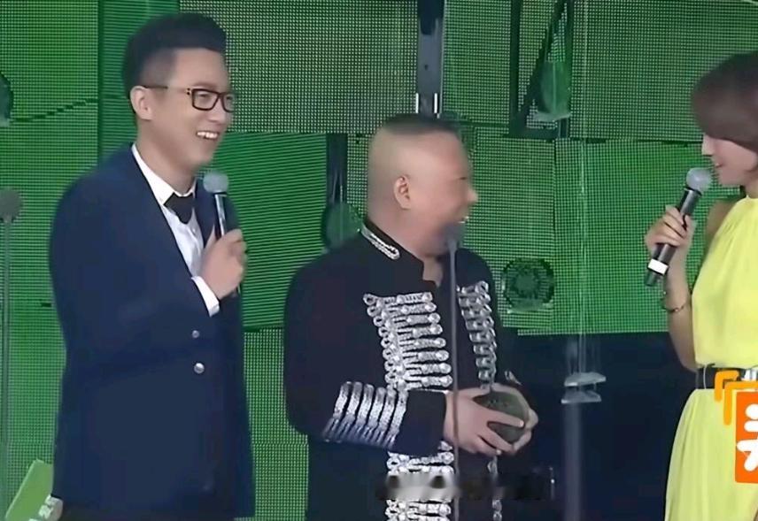 郭德纲到底调侃了多少女主持人郭德纲问主持人朱丹:“你一个月挣多少钱”朱丹回答说:
