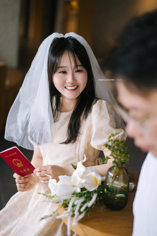 “11年，从校服到婚纱，我们终于合法了！”