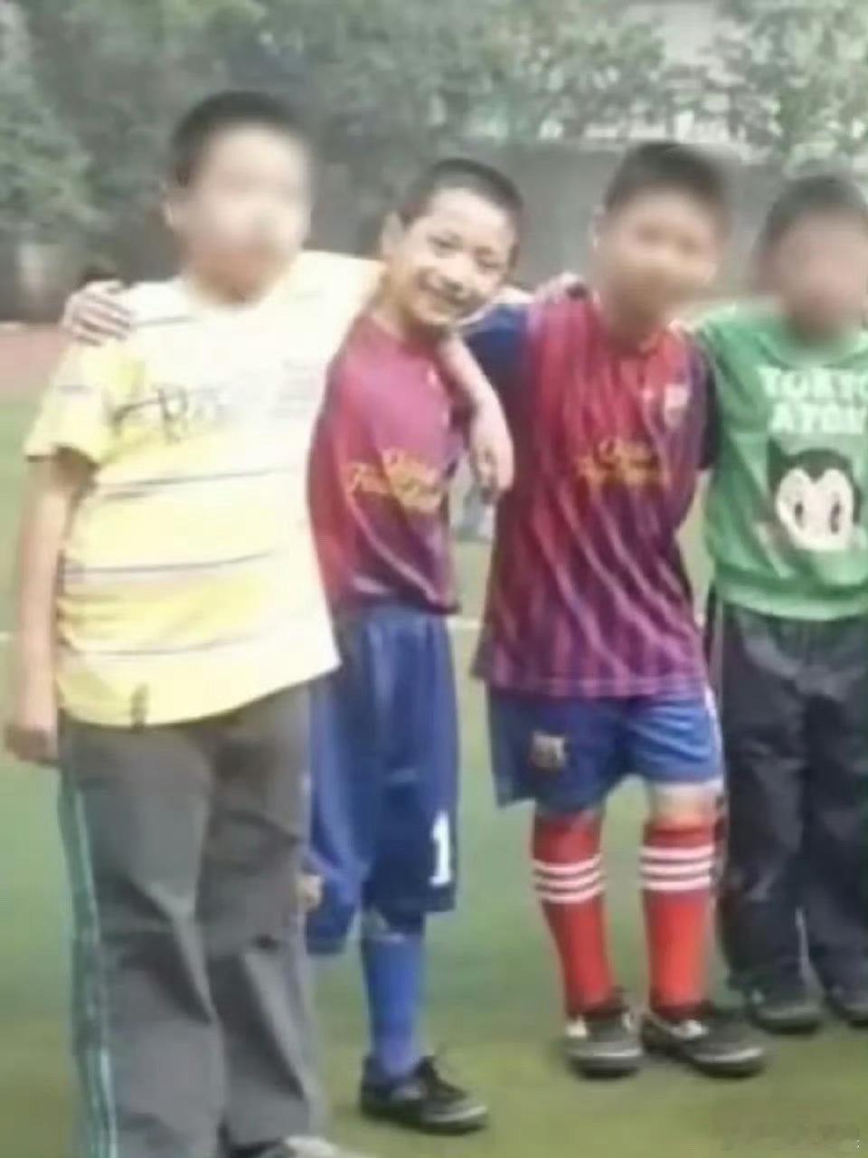 严浩翔小学旧照严浩翔小学生时期足球队照片严浩翔小学生时期足球队照片，萌娃，真是太