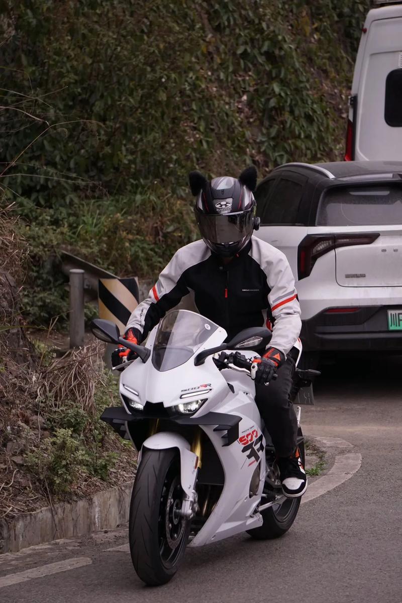 你说得非常准——张雪现在的爆火，几乎就是2024年雷军（小米SU7）的翻版。
两