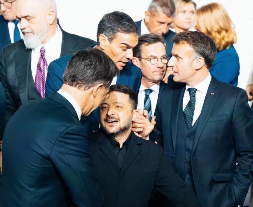 泽连斯基又体验了，被围在中间的感觉啊！
站C位的感觉是不是感觉很好啊？